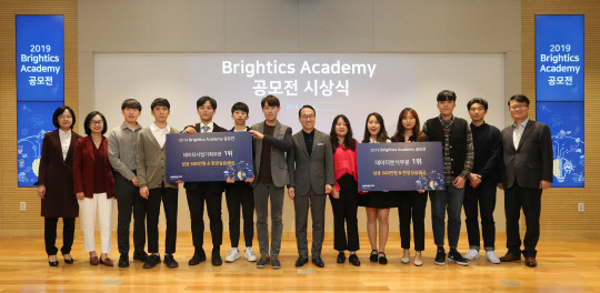 14일 삼성SDS 브라이틱스 아카데미 공모전 시상식에서 홍원표 삼성SDS 대표(왼쪽 여덟번째)가 부문별 1등팀 수상자들과 기념사진을 찍고 있다. 삼성SDS 제공